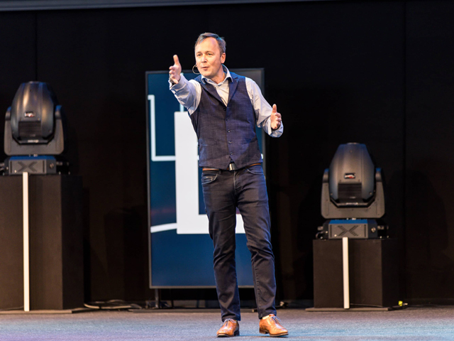 Keynote-Speaker beim Vortrag über Geld & Finanzen - hier ein Foto
