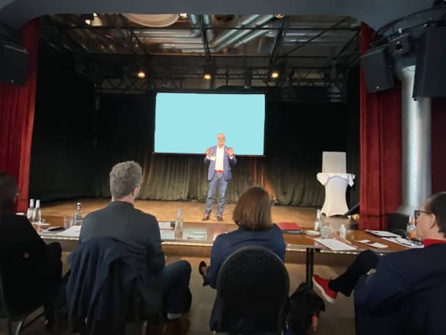 Keynote-Speaker spricht über Führung und Leadership: erste Eindrücke